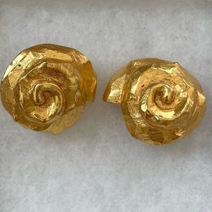 Paris Antigona RARE VNTG Large‎ Shell Gold Toned Clip Earrings, 1 3/8” D — EUC